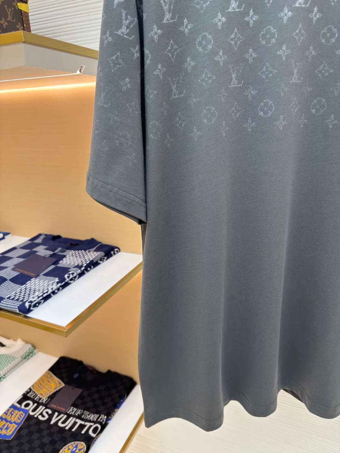 LOUIS VUITTON Gradient presbyopic T-shirt ●Authentic product: Purchased and developed by 8450 ●Item number: 1680214-A10 ●Fabric: refined sulfur cotton fabric ●Technology: printing production ●Version: fitted version ●Weight: about 305 grams ●Size: XS-S-M-L ●Description: The fabric is made of 32s double-ply combed cotton compact siro-spun yarn, matched with 1*1 flat knitted cotton thread. The entire garment's front and rear panels, left and right sleeves, are printed with Kornit white ink digital direct injection. The first draft is made based on the Y-plate scanned pattern, and the clarity of the first draft is corrected by hand to ensure that the printed flower pieces have a gradient and orderly visual effect. The overall wiring is straight and delicate, the fabric is comfortable and soft, and the color is consistent without color difference. It can be matched with the same style to create a fashionable look and control various occasions. Customized accessories, complete with three standards, same style for men and women!
